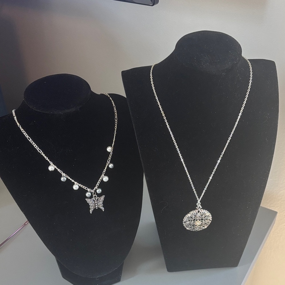 2 silvertone necklaces. Dainty chains, like new.
1 with pearls